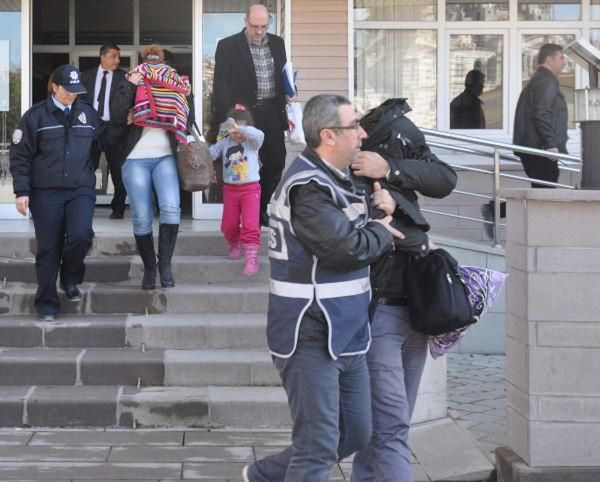 Kuyumcuları Düşük Ayar Bileziklerle Dolandıran 3 Şüpheli Yakalandı