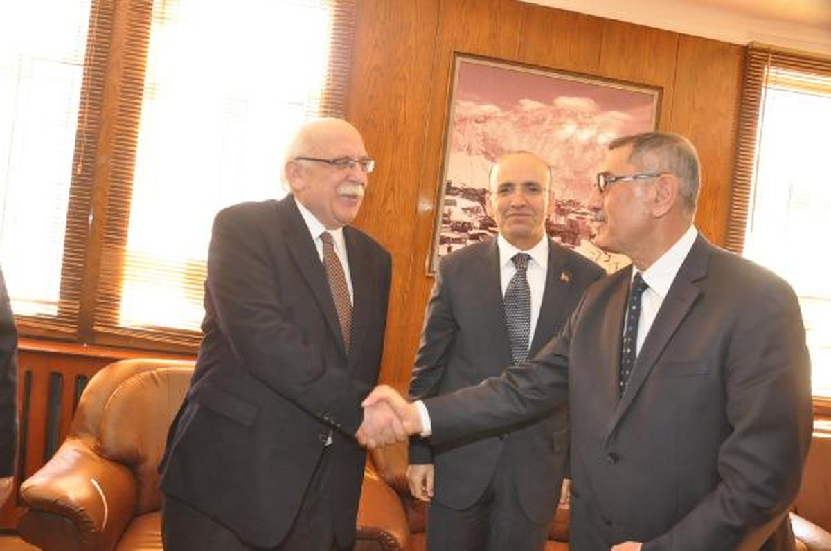 Maliye ve Milli Eğitim Bakanlarına Hakkari\'de Kırmızı Halılı Karşılama (2)