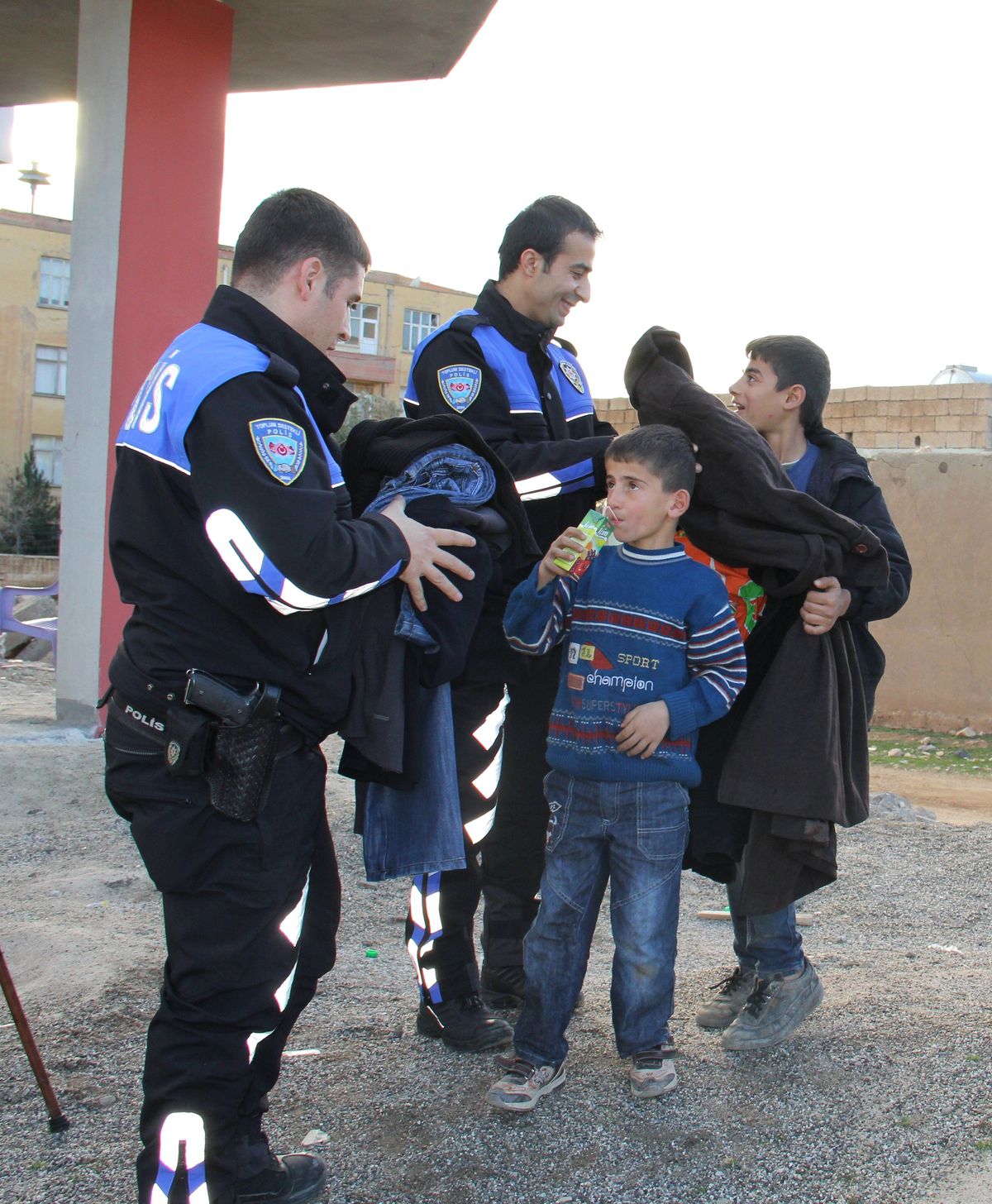 Mardin Polisinden Suriyeli Sığınmacılara Yardım