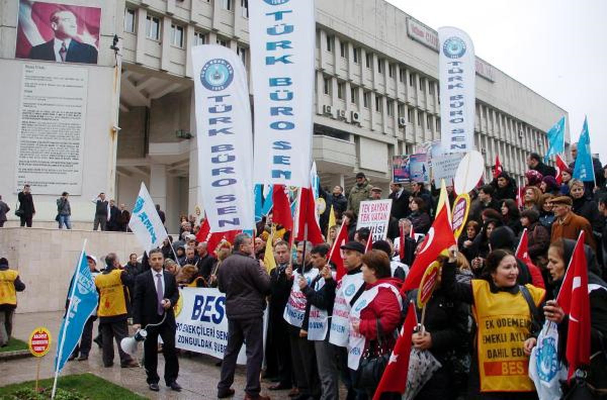 Memurlardan Simit ve Çaylı Protesto