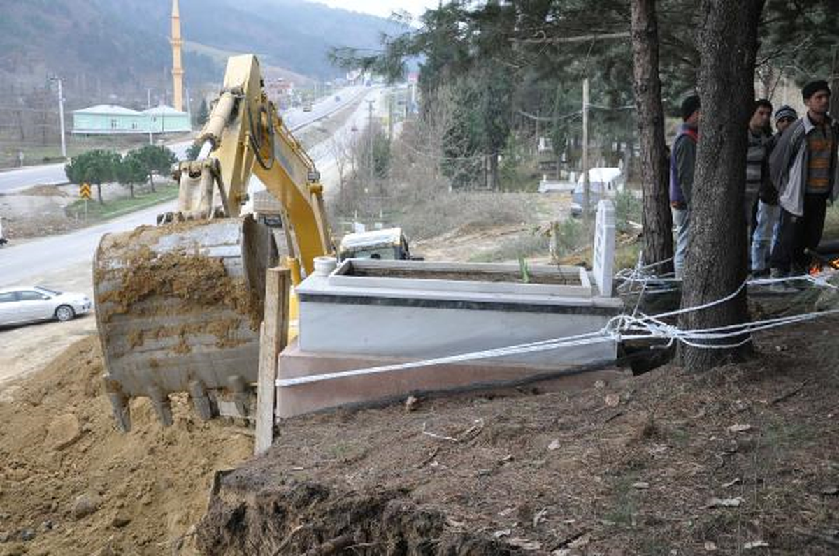 Mezarları İple Ağaca Bağladılar