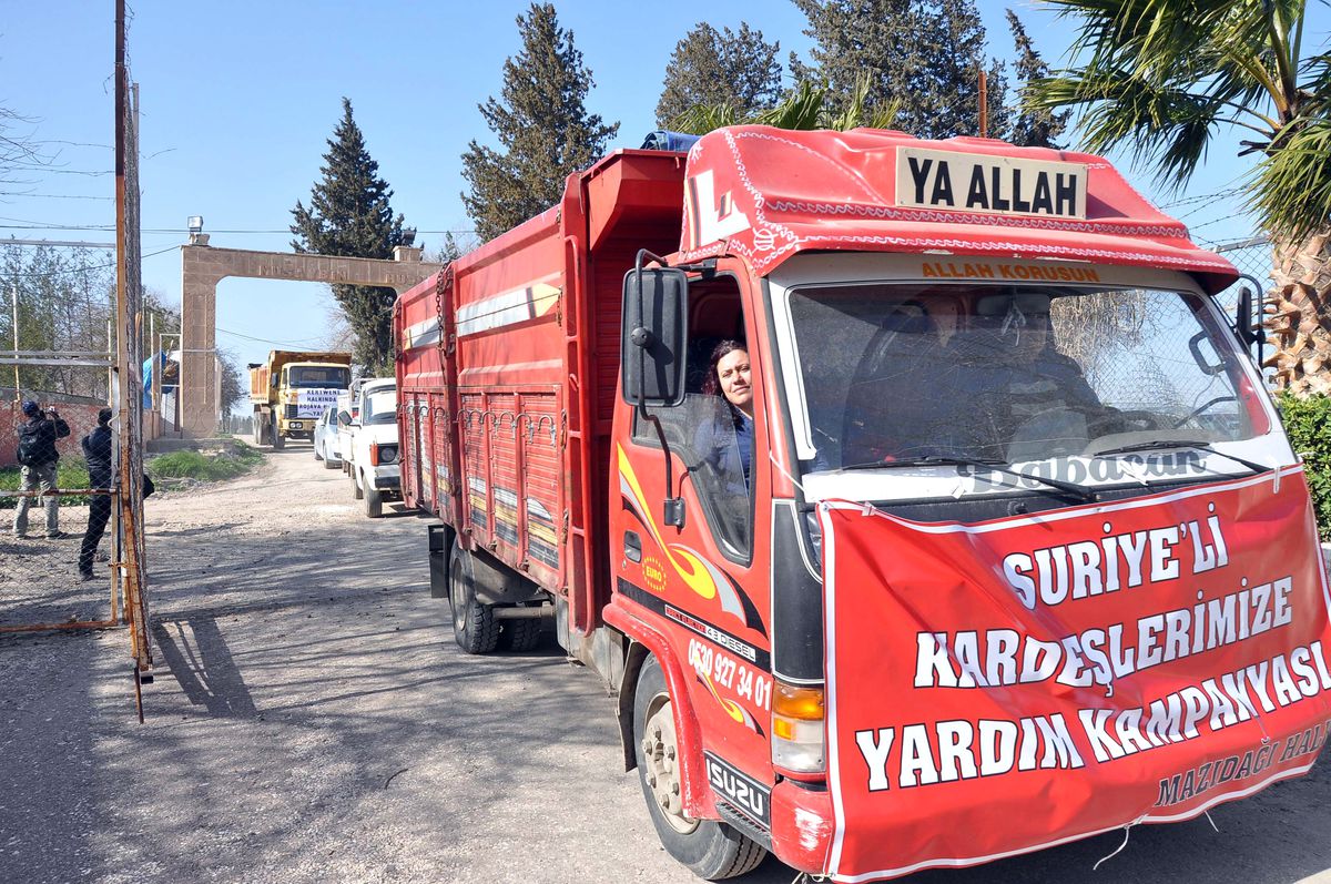Nusaybin\'den Kamışlı\'ya İnsani Yardım Gönderildi