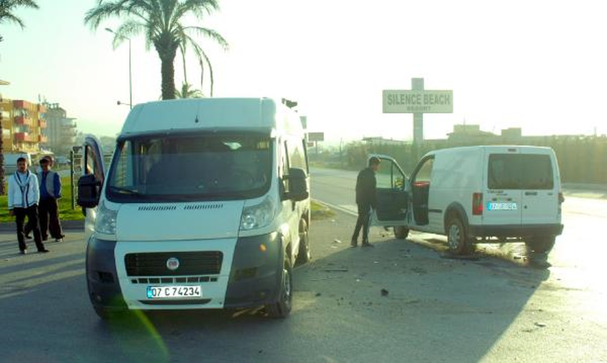 Öğrenci Servisi Otomobille Çarpıştı: 9 Yaralı
