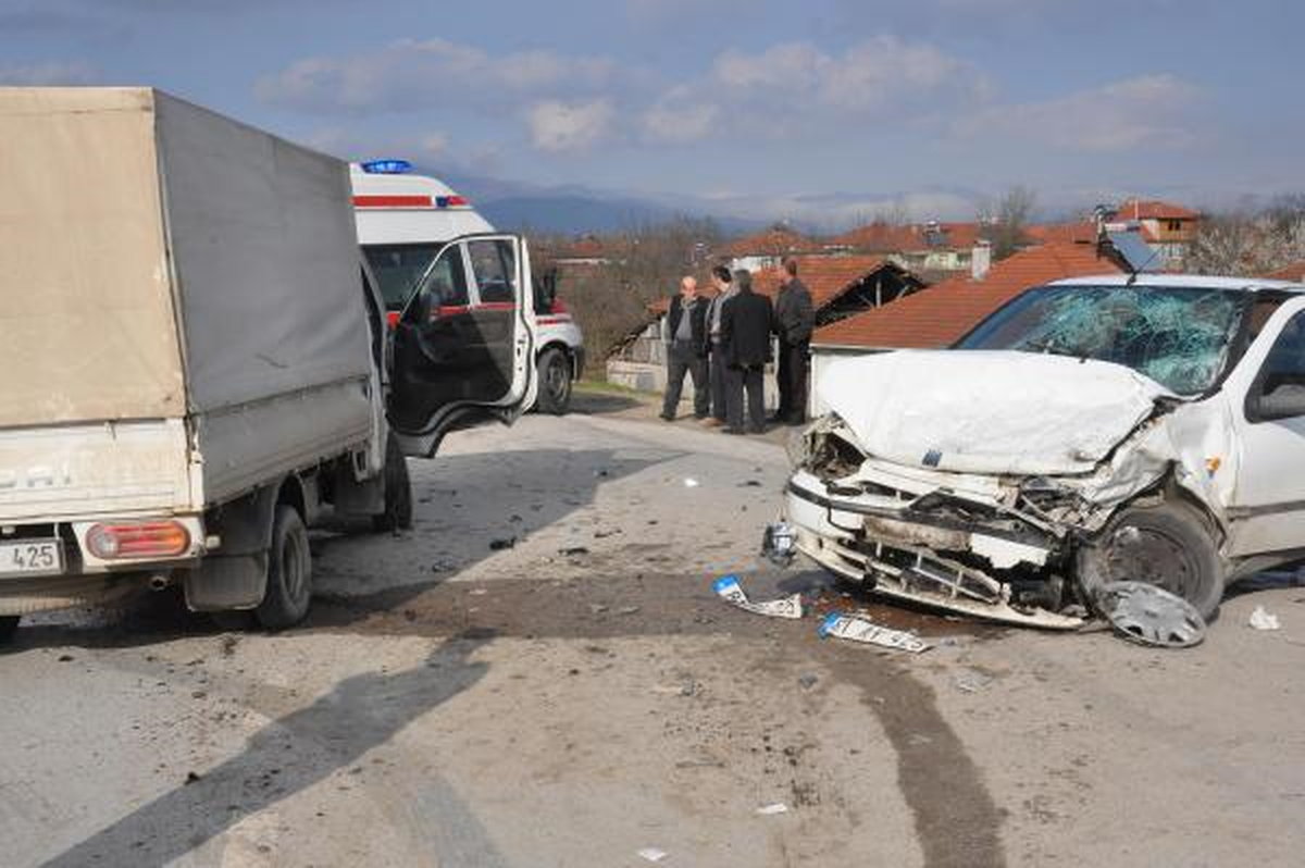 Otomobil ile Kamyonet Çarpıştı: 4 Yaralı