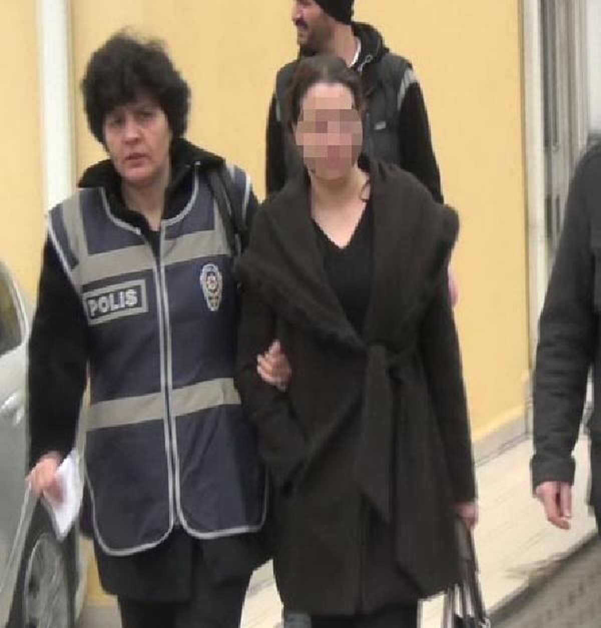 Eşini ve Babasını Dolandırdı