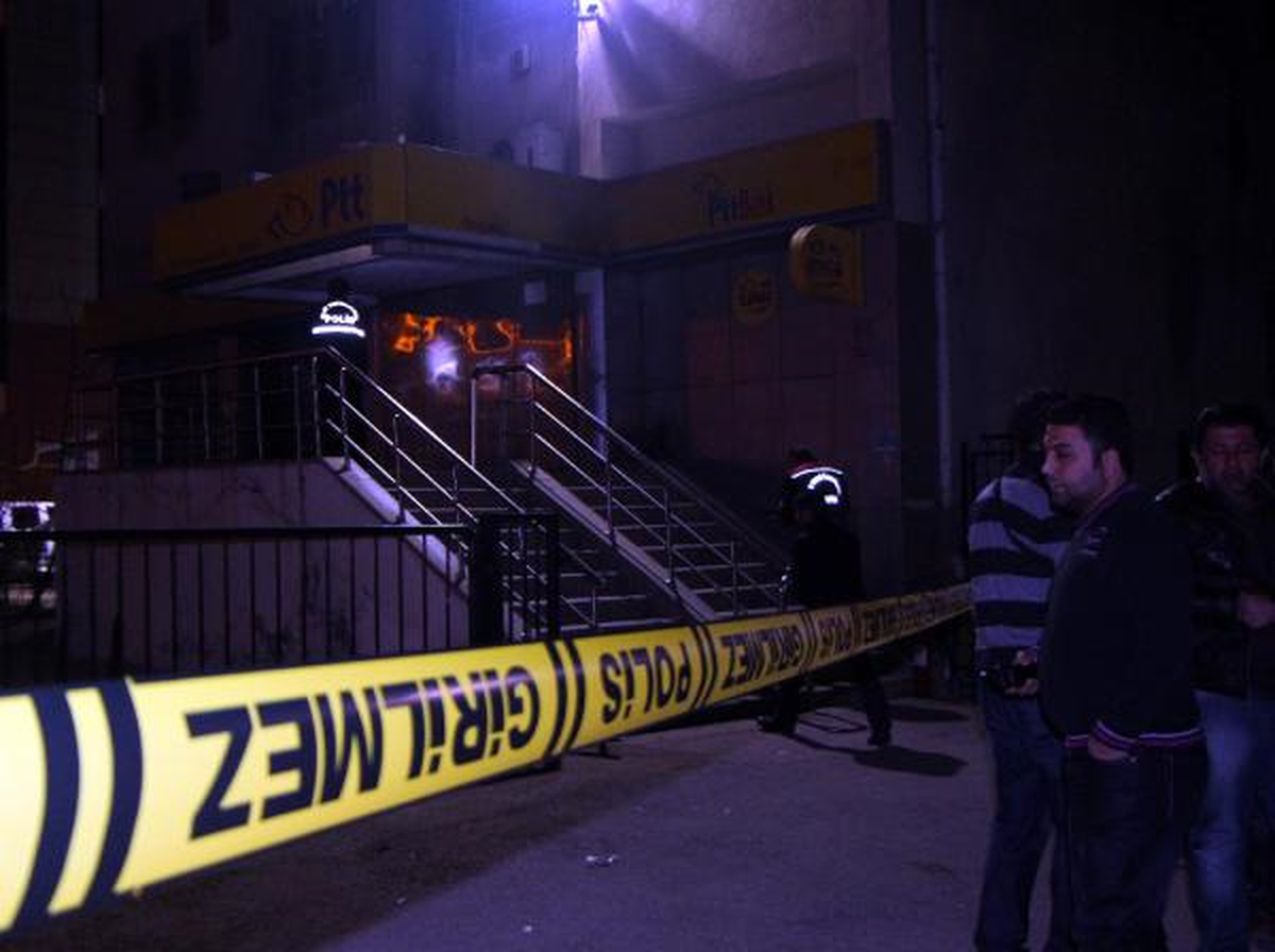 PTT\'ye Molotoflu Saldırıda Bulunan 2 Şüpheli Suçüstü Yakalandı