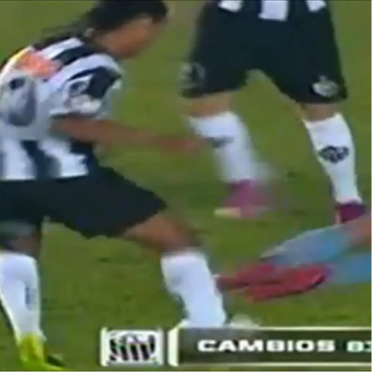 Ronaldinho\'ya Uçan Tekme!