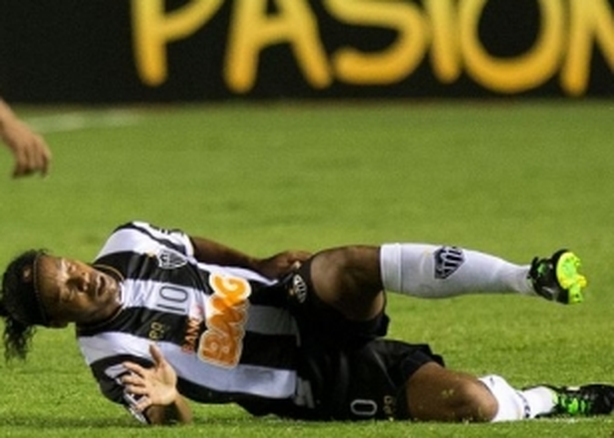 Ronaldinho\'yu Öldürüyorlardı! Bu Tekme!..
