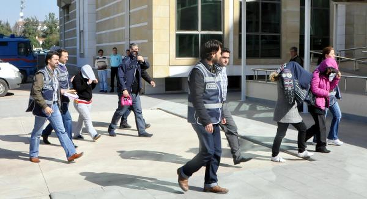 Polis, Meslektaşlarını Dolandırdı
