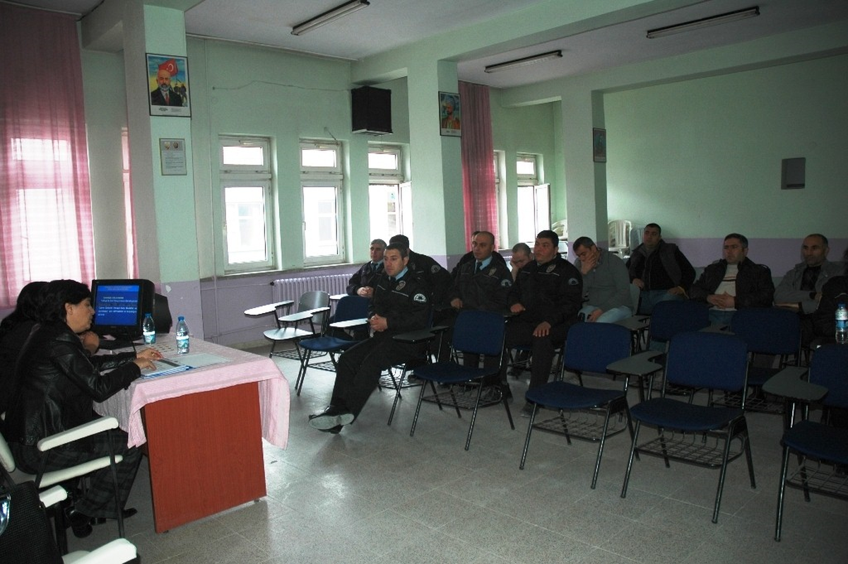Selendi\'de Polislere Sivil Savunma Semineri Verildi