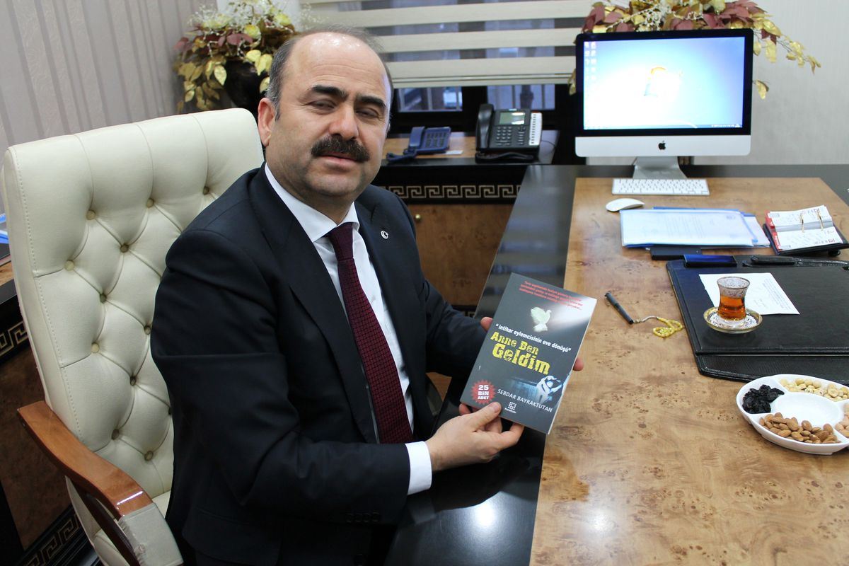 Siirt Valililği\'nden \'İntihar Eylemcisinin Eve Dönüşü Anne Ben Geldim\' Kitap Dağıtımı