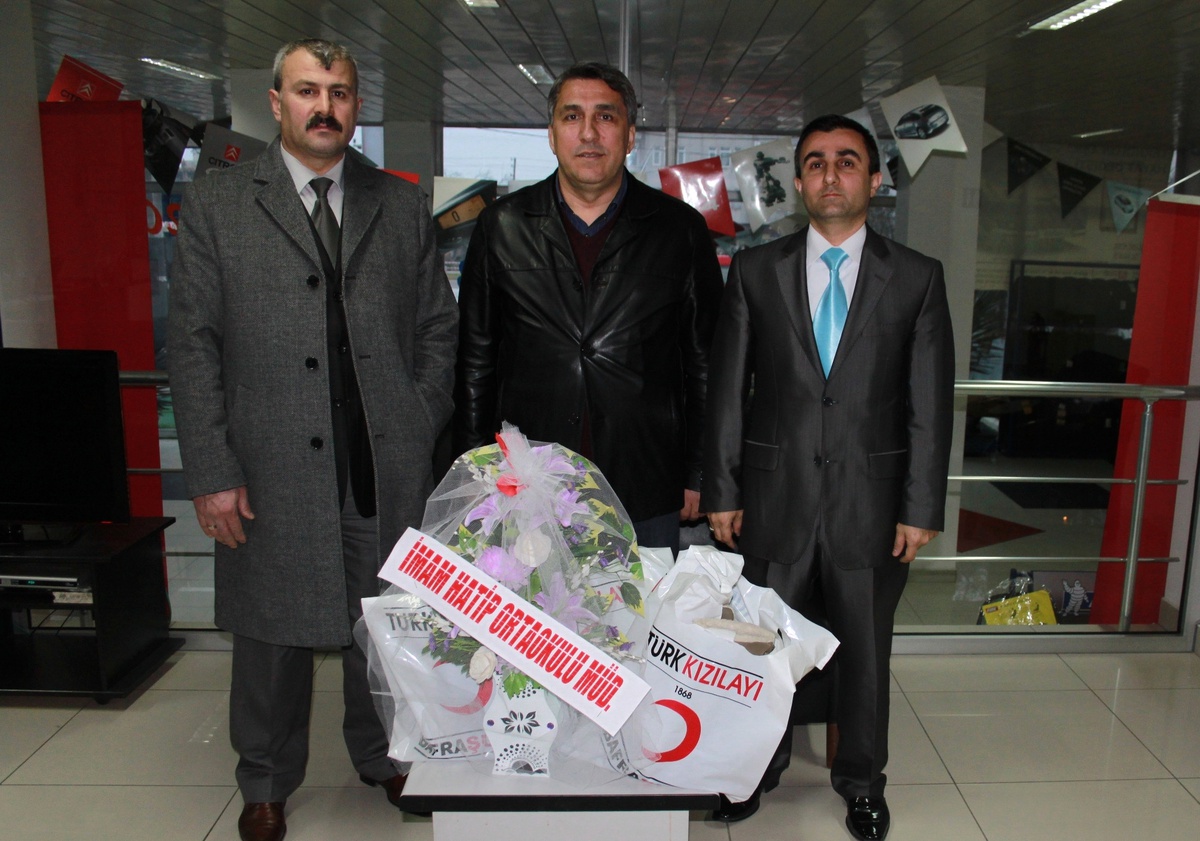 Türk Kızılayı\'ndan Öğrencilere Ayakkabı Yardımı