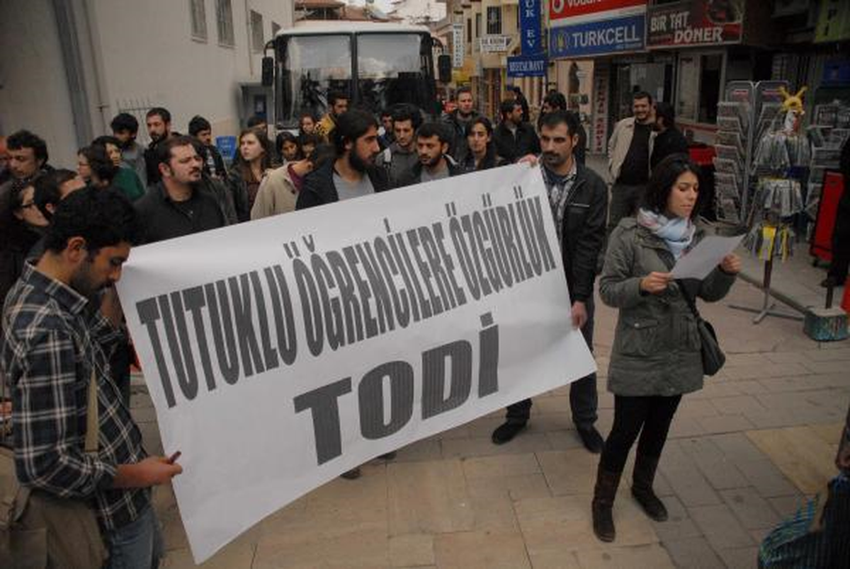 Tutuklu Arkadaşlarına Kart Gönderiler