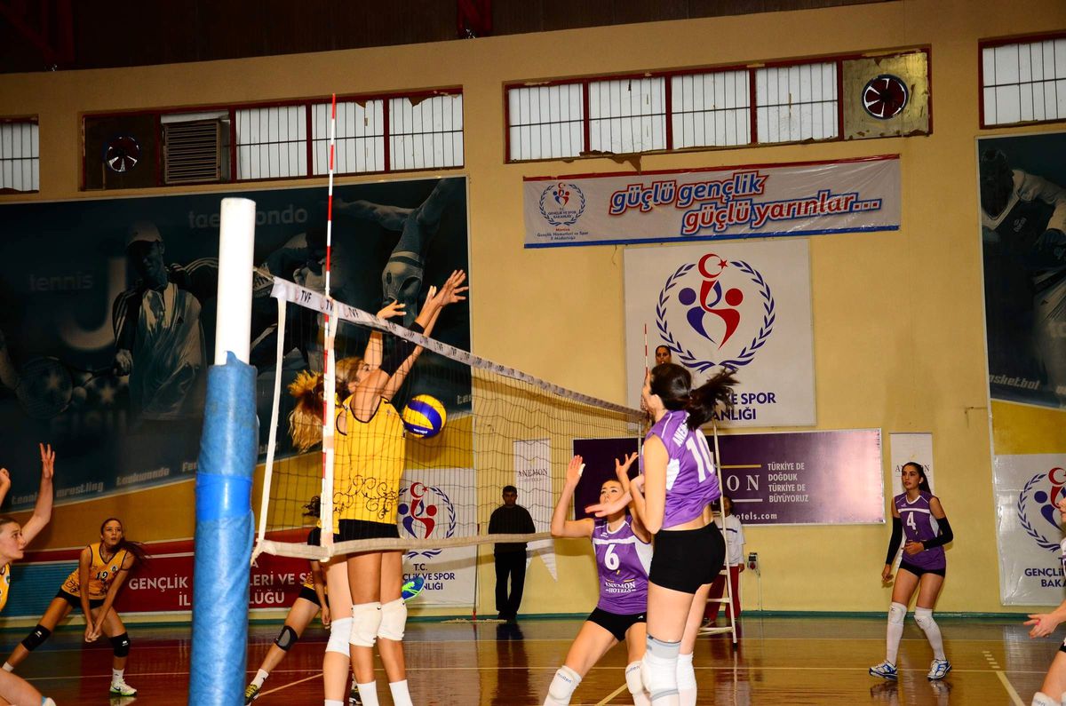 Voleybolda 3. Lig Derbisi Alaşehir\'de