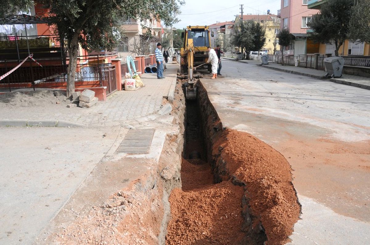 Yağmur Suyu Drenaj Kanalı Döşeme Çalışmaları Sürüyor