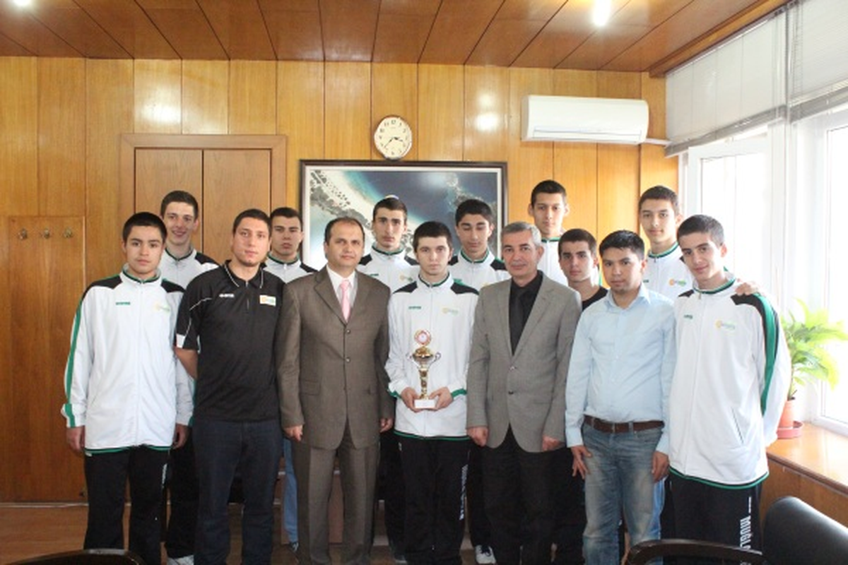 Yıldız Basketbolcular Kuplarını Dikici\'ye Verdiler