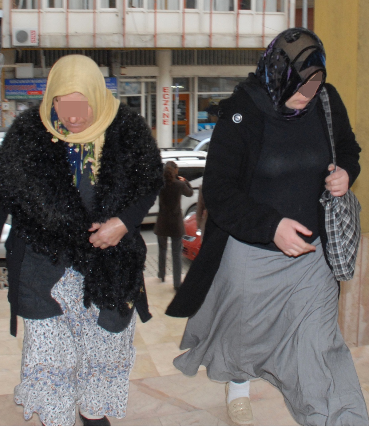 Ziynet Eşyası İçin Girdikleri Evden Çuvalla Fındık Çalınca Yakalandılar