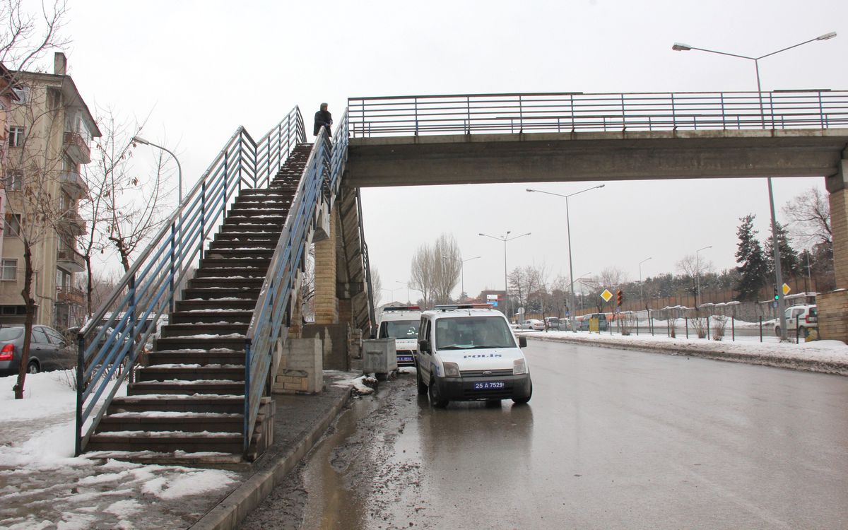 Afganistan Uyruklu Genç Kız, Kendini Üst Geçitten Attı