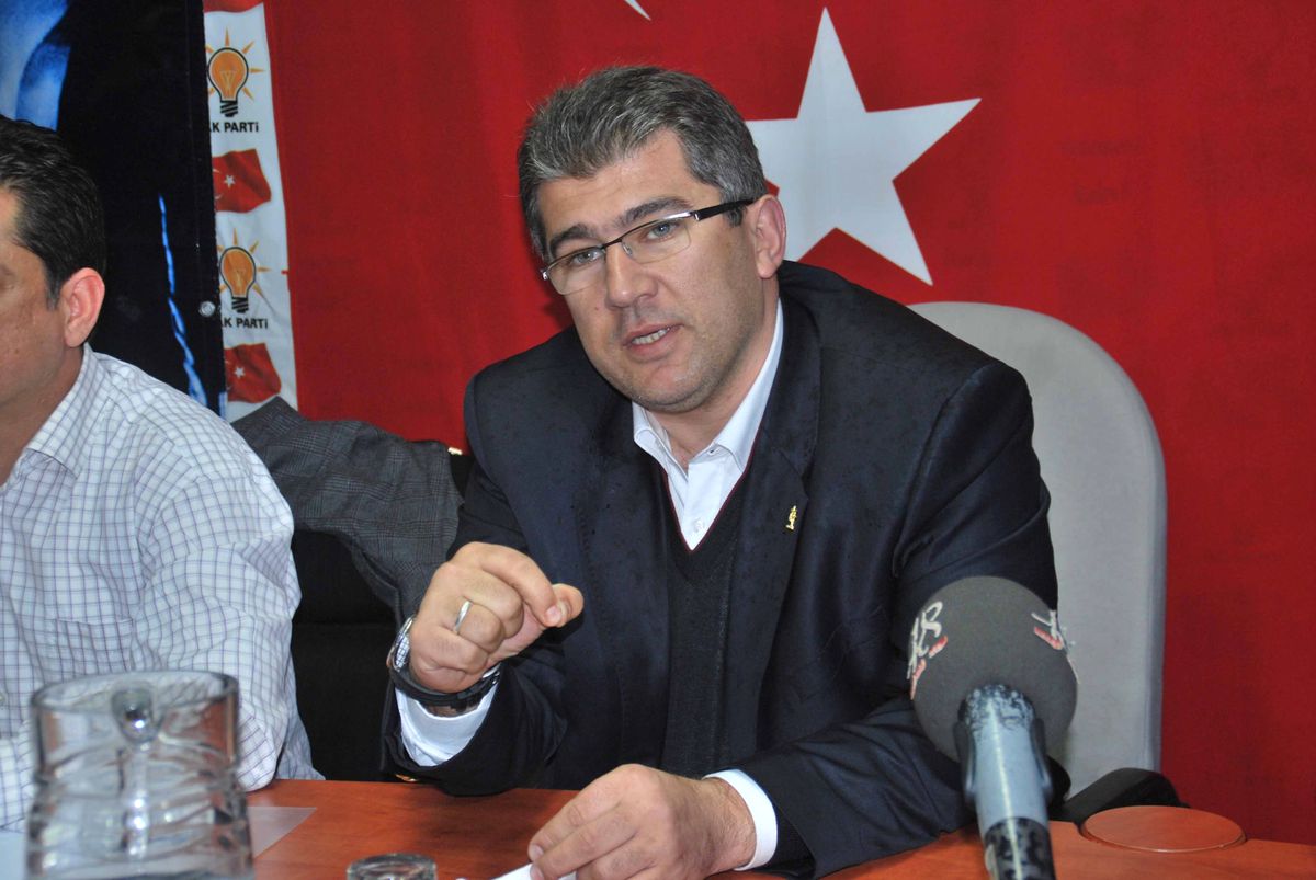 AK Parti\'li Öztürk, "Belediye Başkanları Parti Rozetini Çıkartsın"