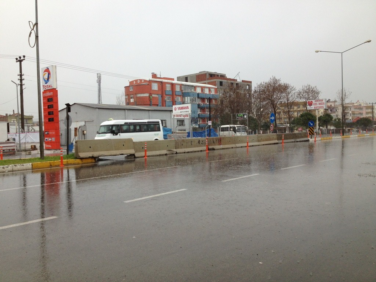 Akhisar\'da Kazaların Sıkça Yaşandığı Kavşak Trafiğe Kapatıldı