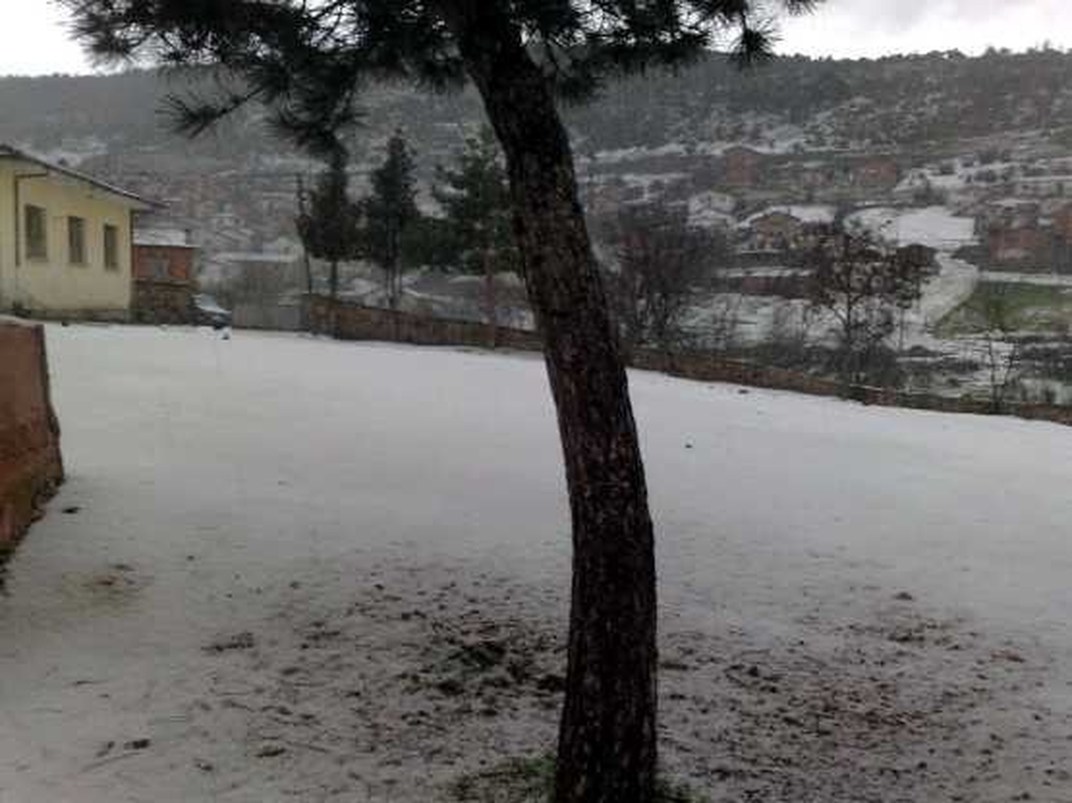 Balıkesir\'de Okul Bahçesine Yıldırım Düştü