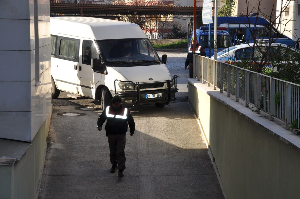 Belediye Operasyonunda Gözaltına Alınan 36 Zanlı Adliyede