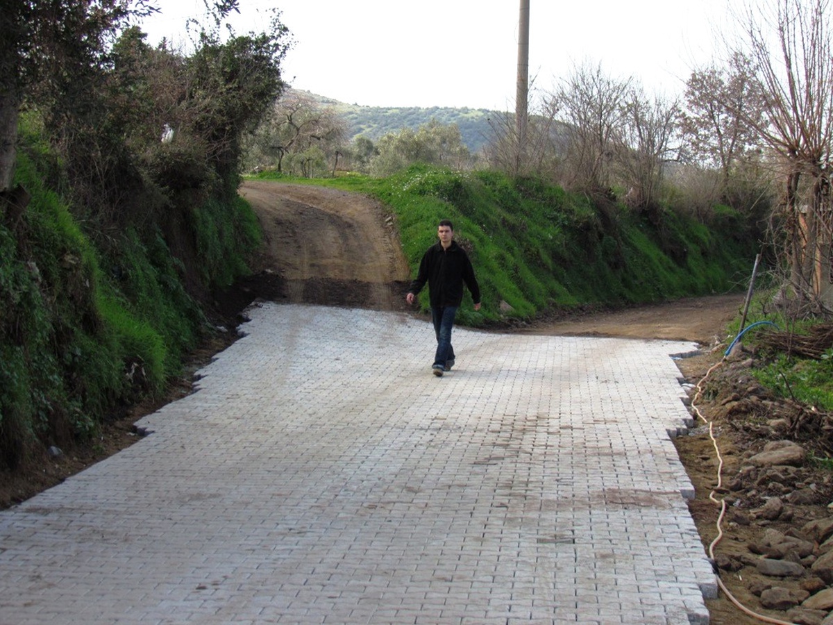 Beydağ\'da, Bahçe Yolları da Kilit Taşla Kaplıyor