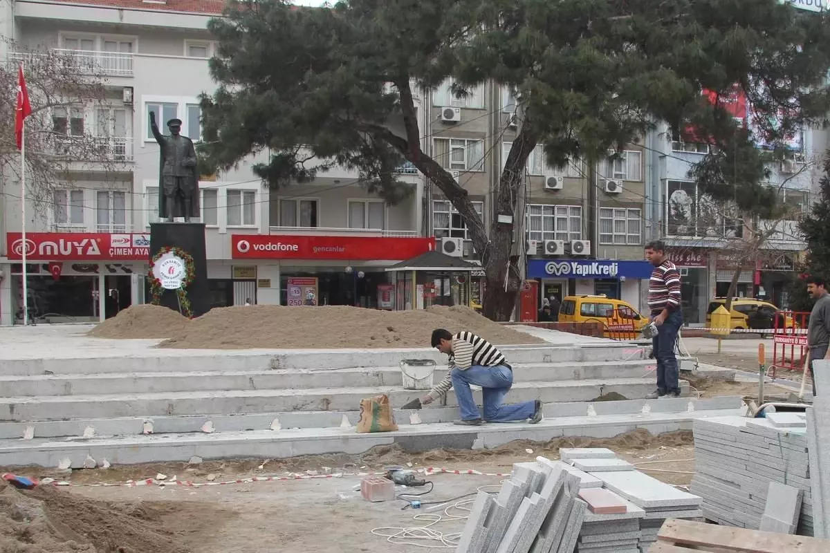 Burhaniye\'de Meydan Göz Kamaştıracak