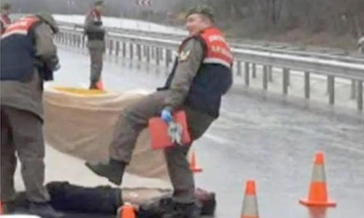 Cesedin Üzerine Ayağını Koyarak Şaka Yapan Astsubaya Soruşturma Açıldı