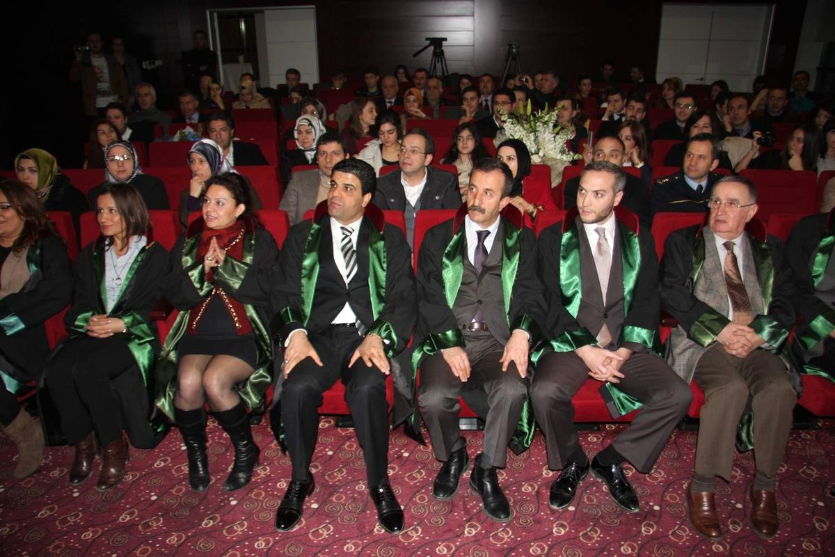 Çiçeği Burnunda Avukatlar Cübbelerini Giydi
