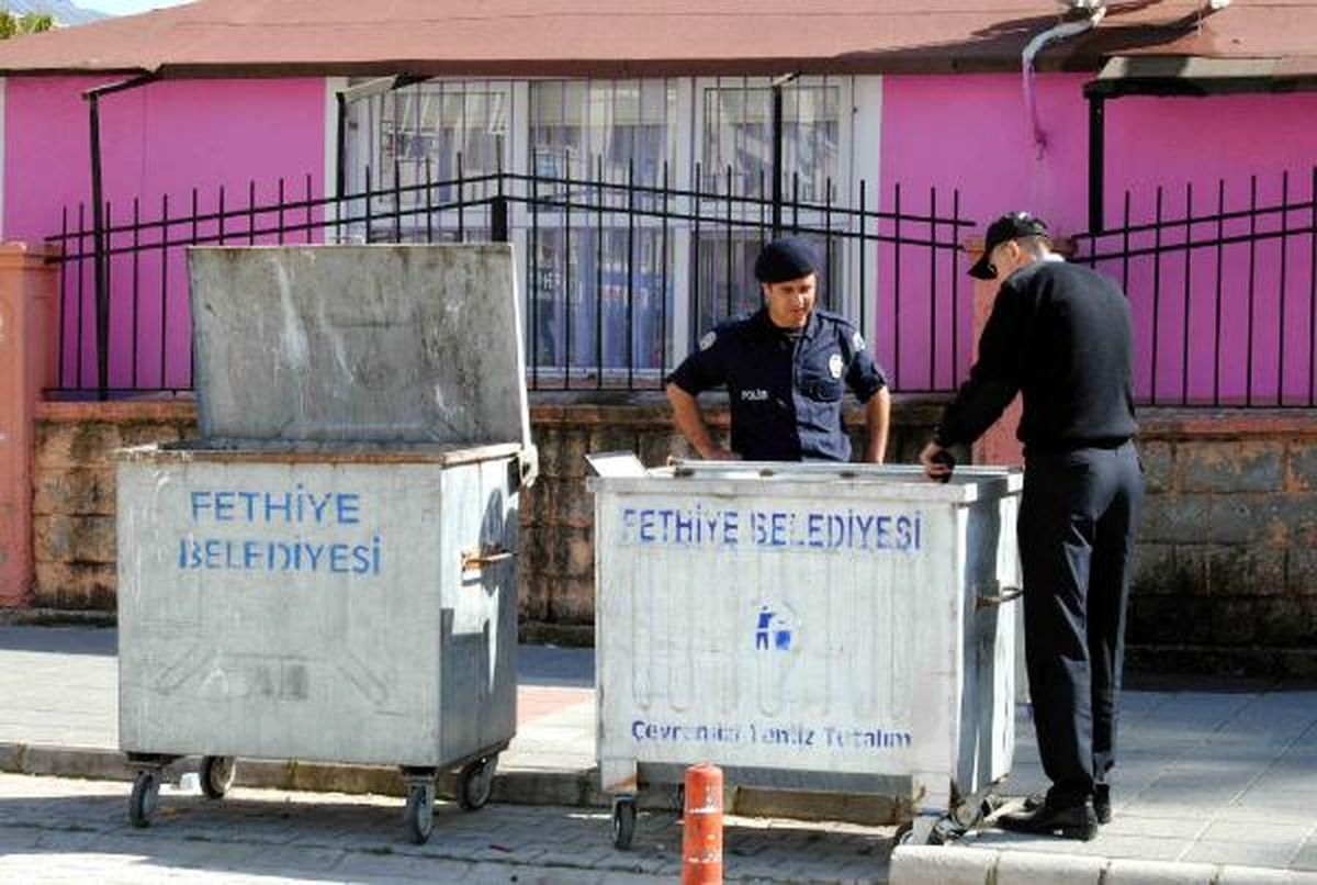 Çöpteki Atatürk Portresine Tepki