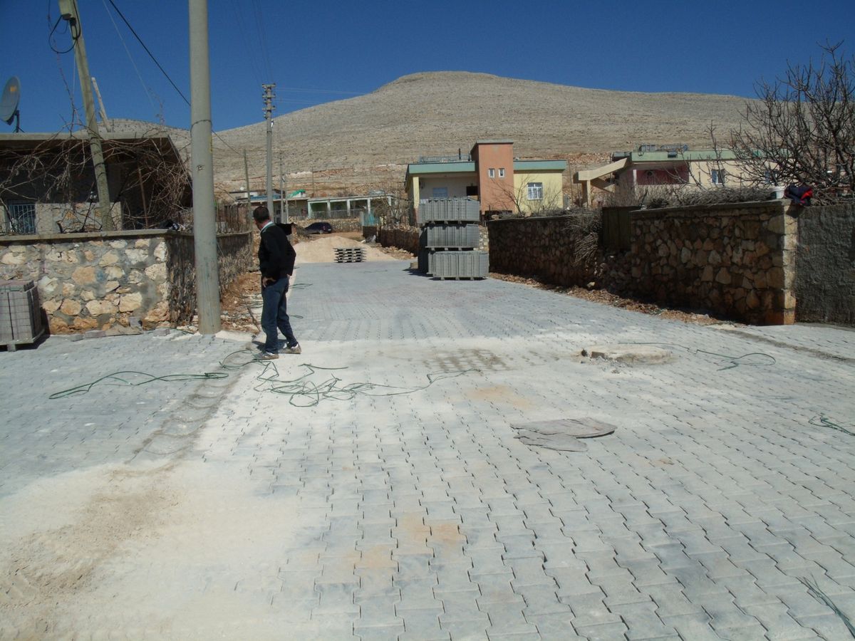 Dargeçit\'te Parke Taşı Döşeme Çalışması Devam Ediyor