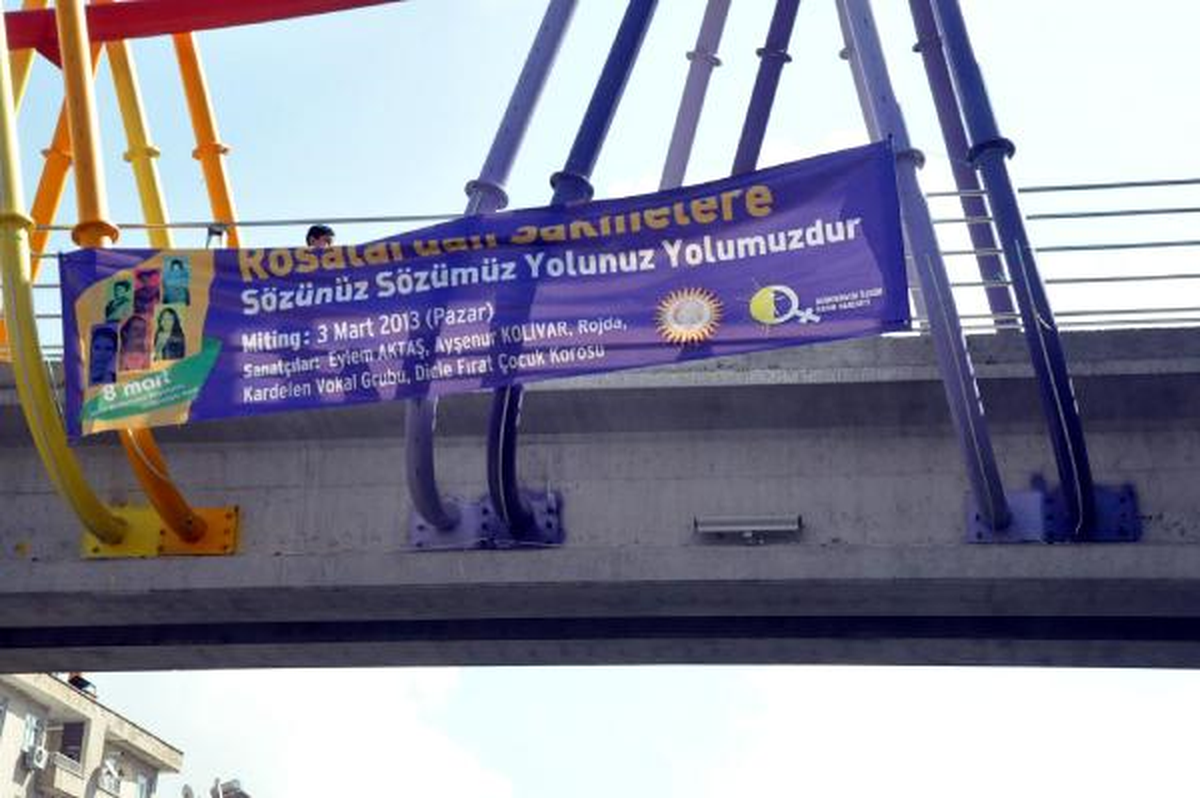 Diyarbakır\'da Miting Afişleri Toplanıyor