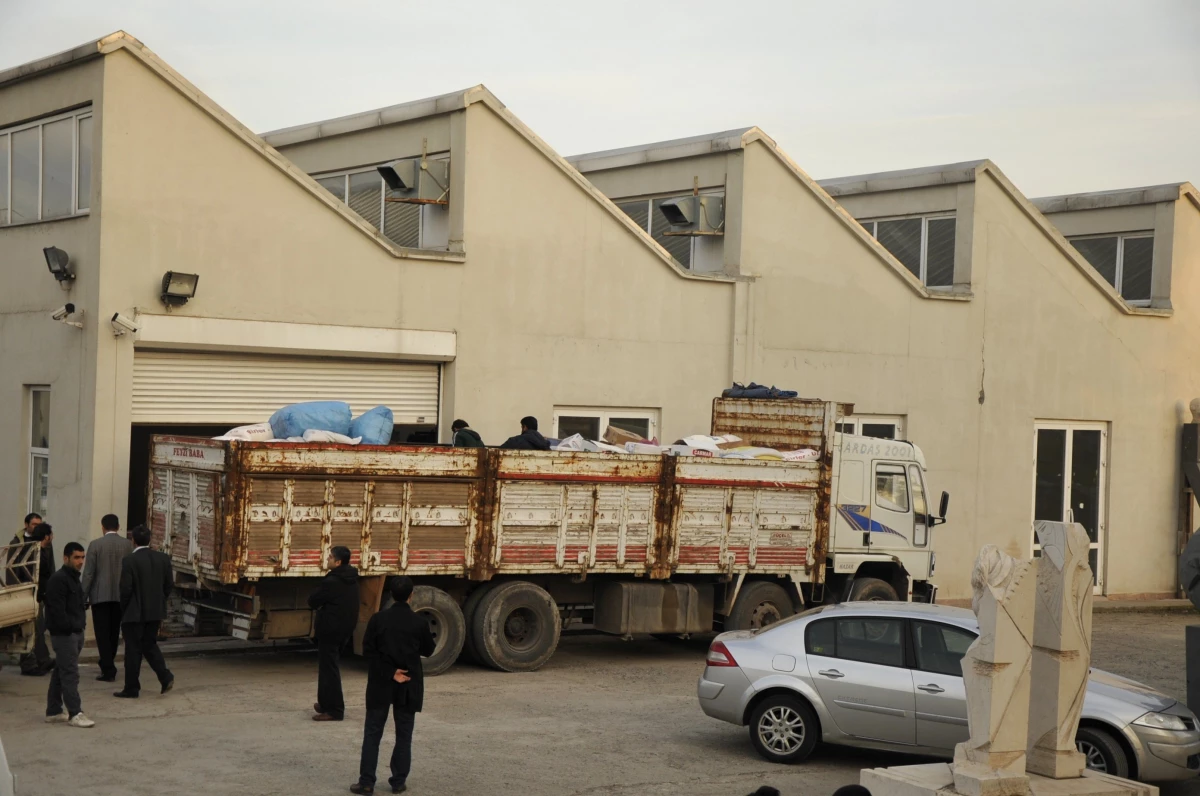 Diyarbakır Suriye\'ye Yardım Malzemesi Gönderdi
