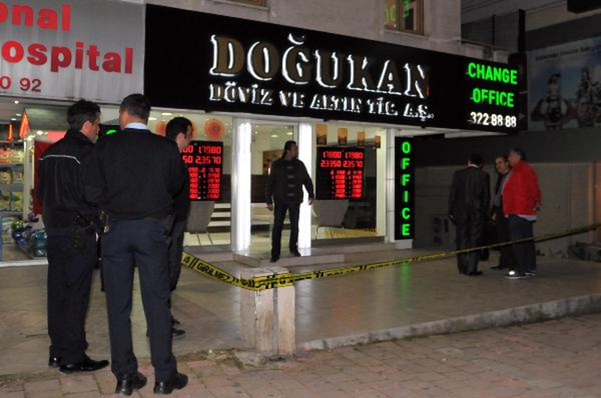 Döviz Bürosusoyguncusu Gülerek Poz Verdi