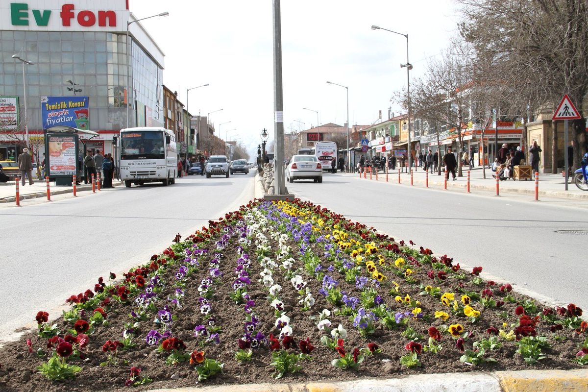 Erzincan Belediyesi Kenti Çiçeklendiriyor