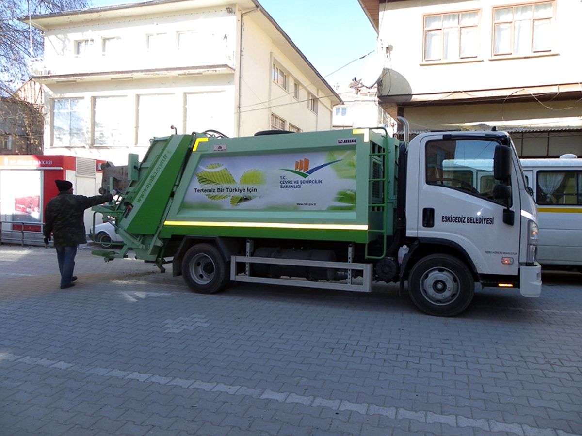 Eskigediz Belediyesi\'ne Çevre ve Şehircilik Bakanlığı\'ndan Çöp Konteynırı