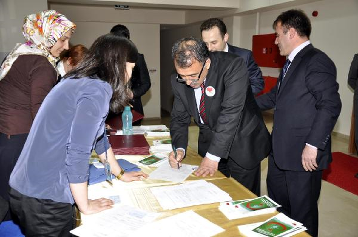 Gümüşhane Vali ve Belediye Başkanı Organlarını Bağışladı