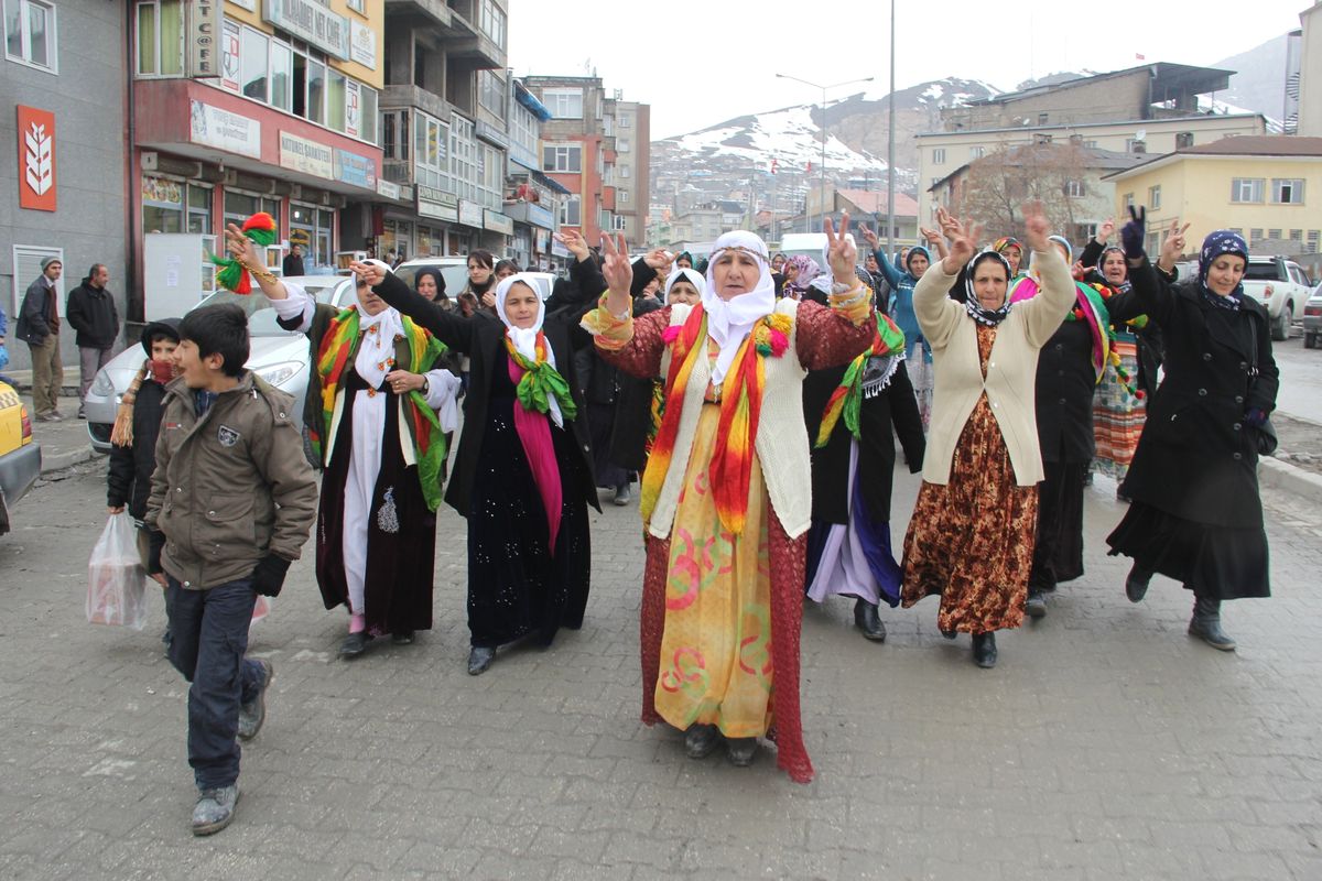 Hakkari\'de Tutuklu Bayanlara Mektup