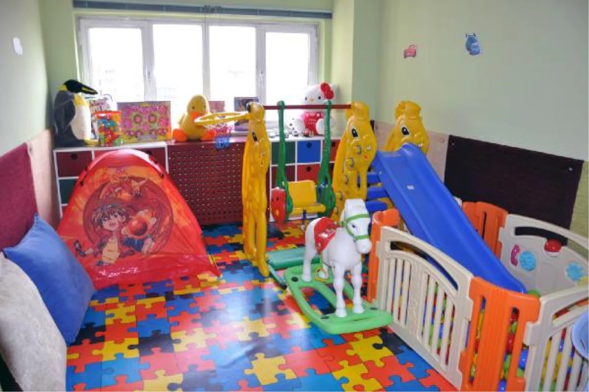 Hastanede Yatan Çocuklara Askerden Oyun Salonu