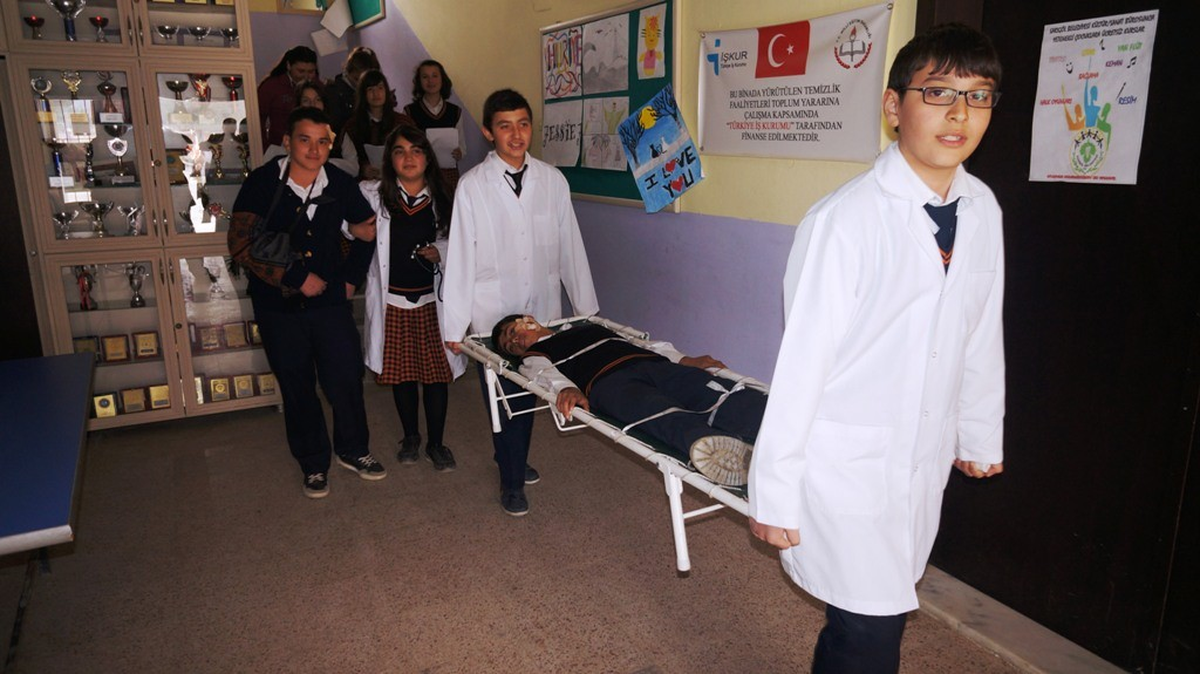 İlkokulda Sivil Savunma Tatbikatı Yapıldı