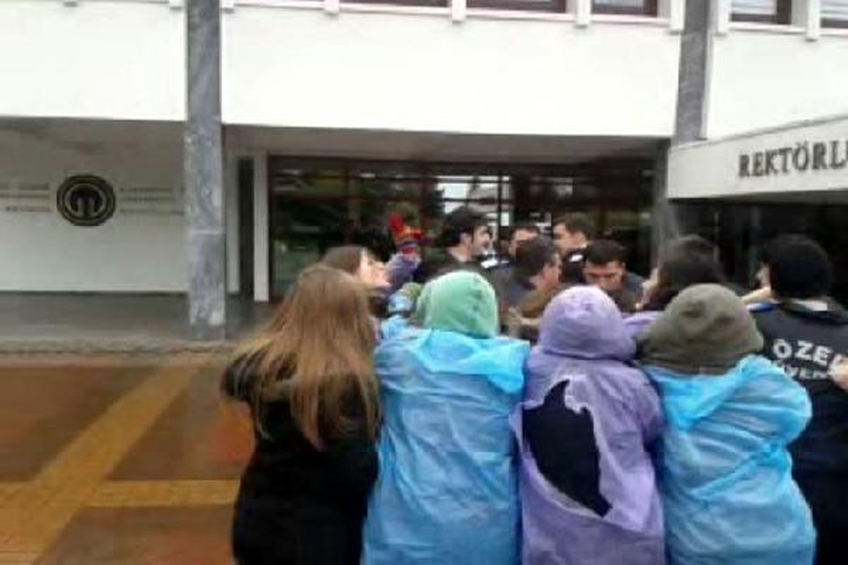 Ktü\'de Özel Güvenlikçilerden Eylemci Kız Öğrencilere Müdahale