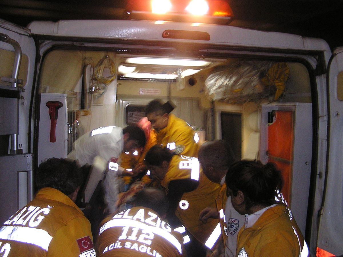 Minibüs Traktöre Çarptı: 1 Ölü, 7 Yaralı