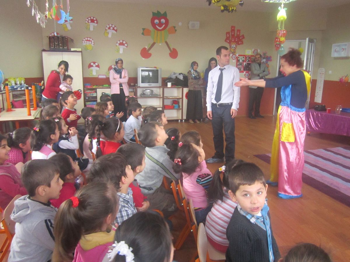Minik Öğrencilerin Tiyatro Keyfi