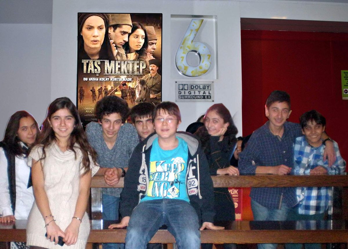 Öğrenciler, "Taş Mektep"Te Gözyaşlarını Tutamadılar
