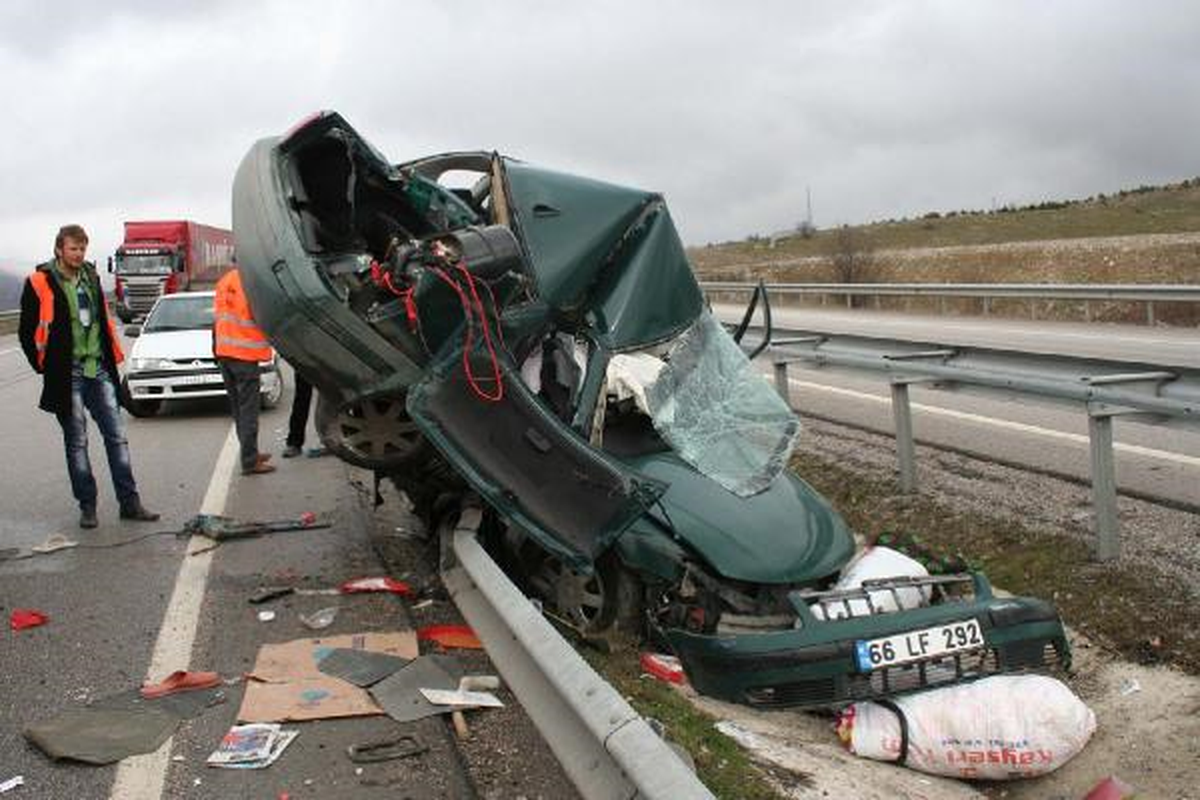 Otomobil Bariyere Çarptı, Sürücü Öldü