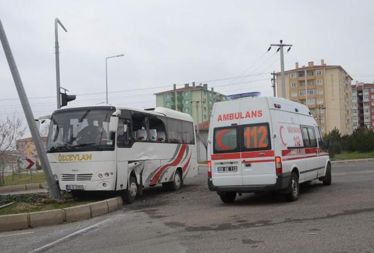 Servisler Çarpıştı: 9 Yaralı