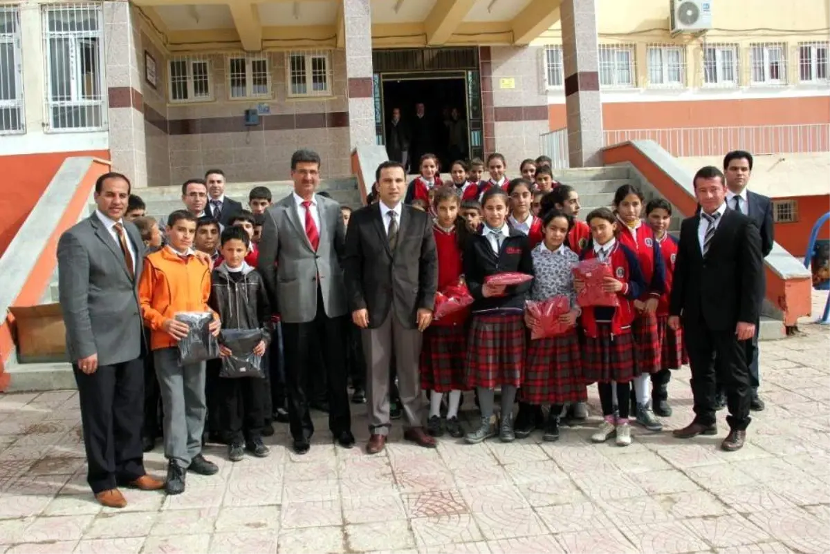 Sincik'te Öğrencilere Kıyafet Yardımı