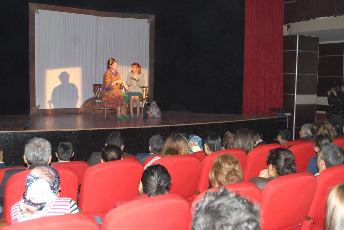 'Sinek Kadar Kocam Olsun Başımda Bulunsun' Adlı Tiyatro Sahnelendi