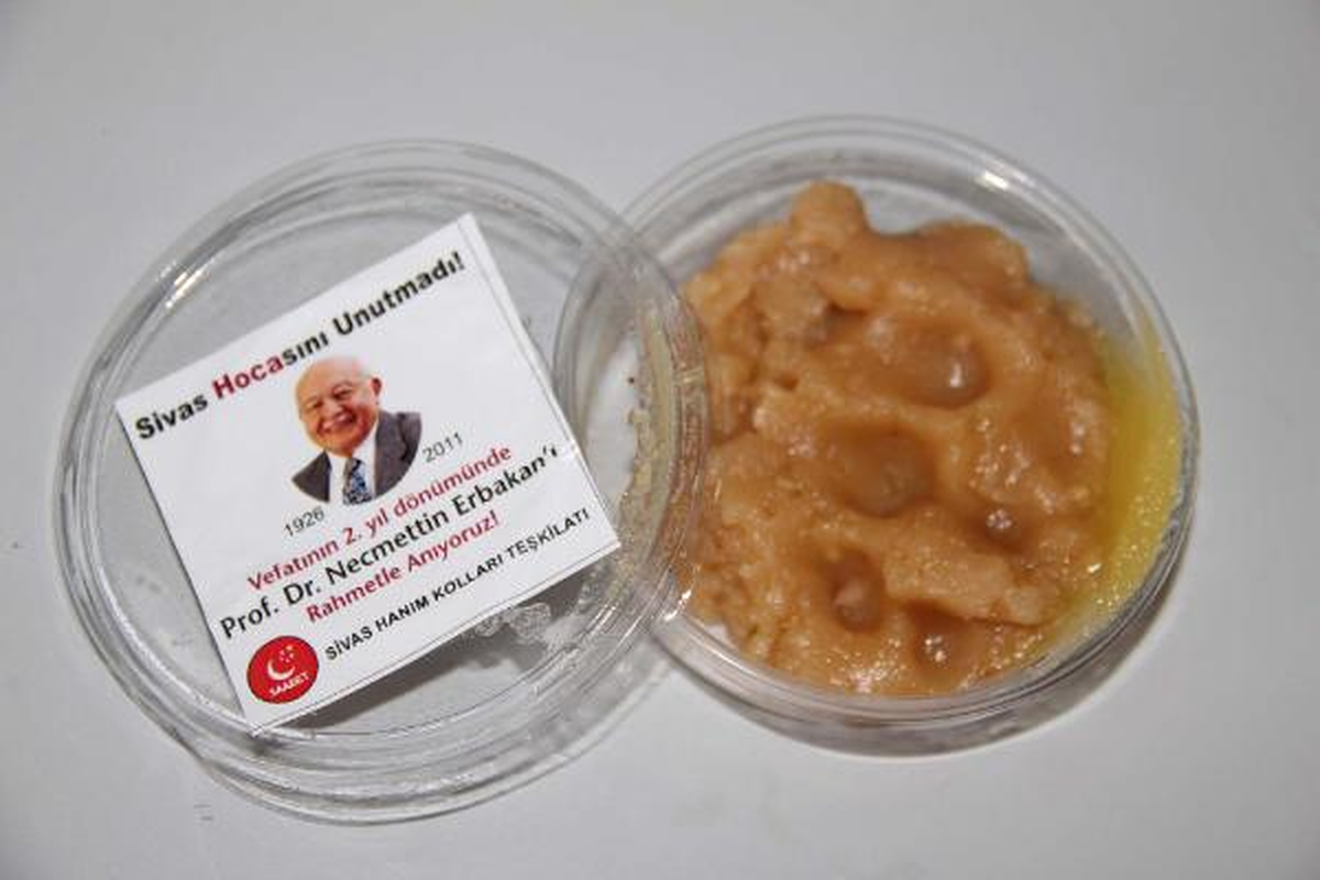 Sivas\'ta Erbakan İçin Helva Dağıtıldı